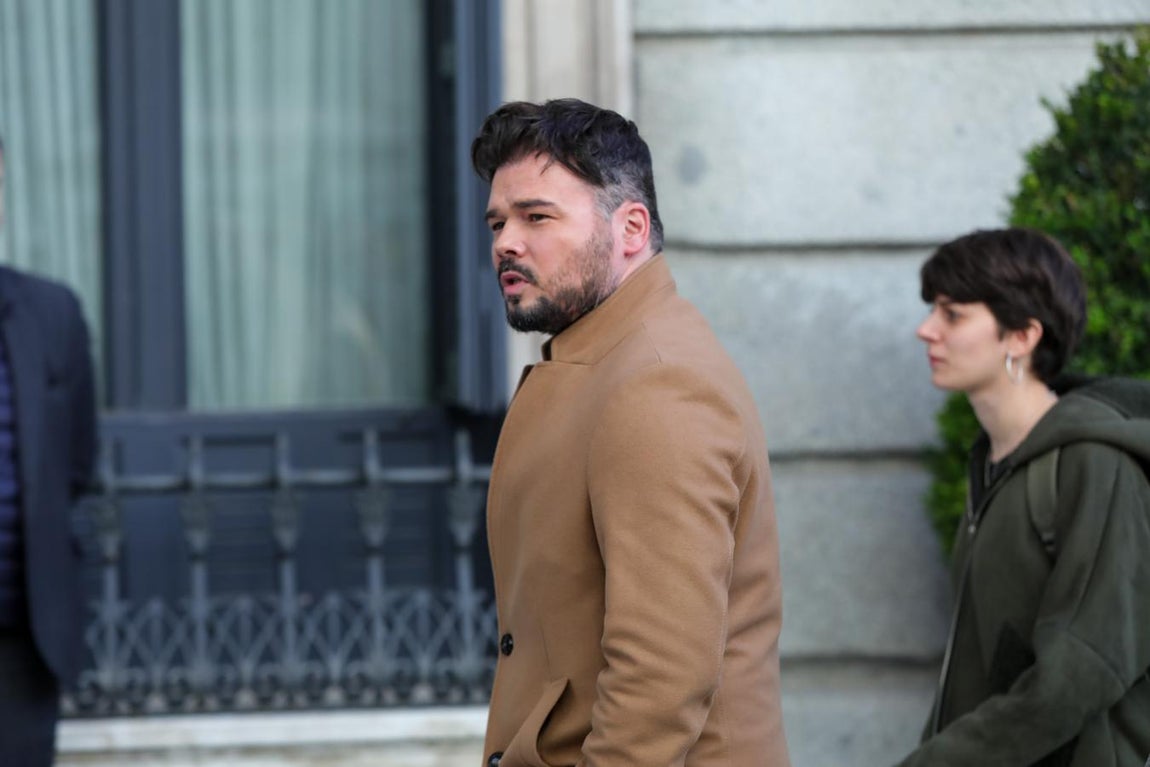 El portavoz adjunto de ERC, Gabriel Rufián, llega al Congreso de los Diputados para la segunda votación para la investidura del candidato socialista a la Presidencia del Gobierno en la XIV Legislatura, en Madrid. 