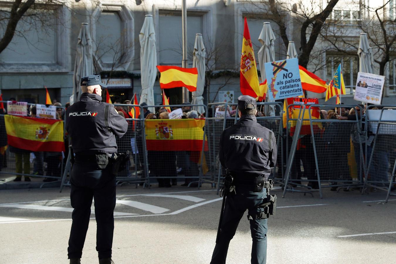 Un grupo de personas concentradas en las inmediaciones del Congreso de los Diputados. 