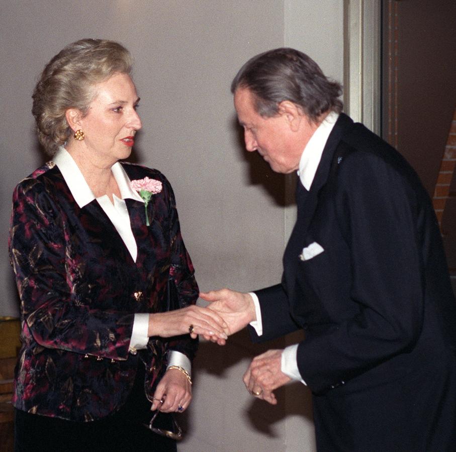 El barón Von Thyssen, Hans Heinrich Thyssen-Bornemisza (dcha), saluda a la infanta Pilar de Borbón en 1990