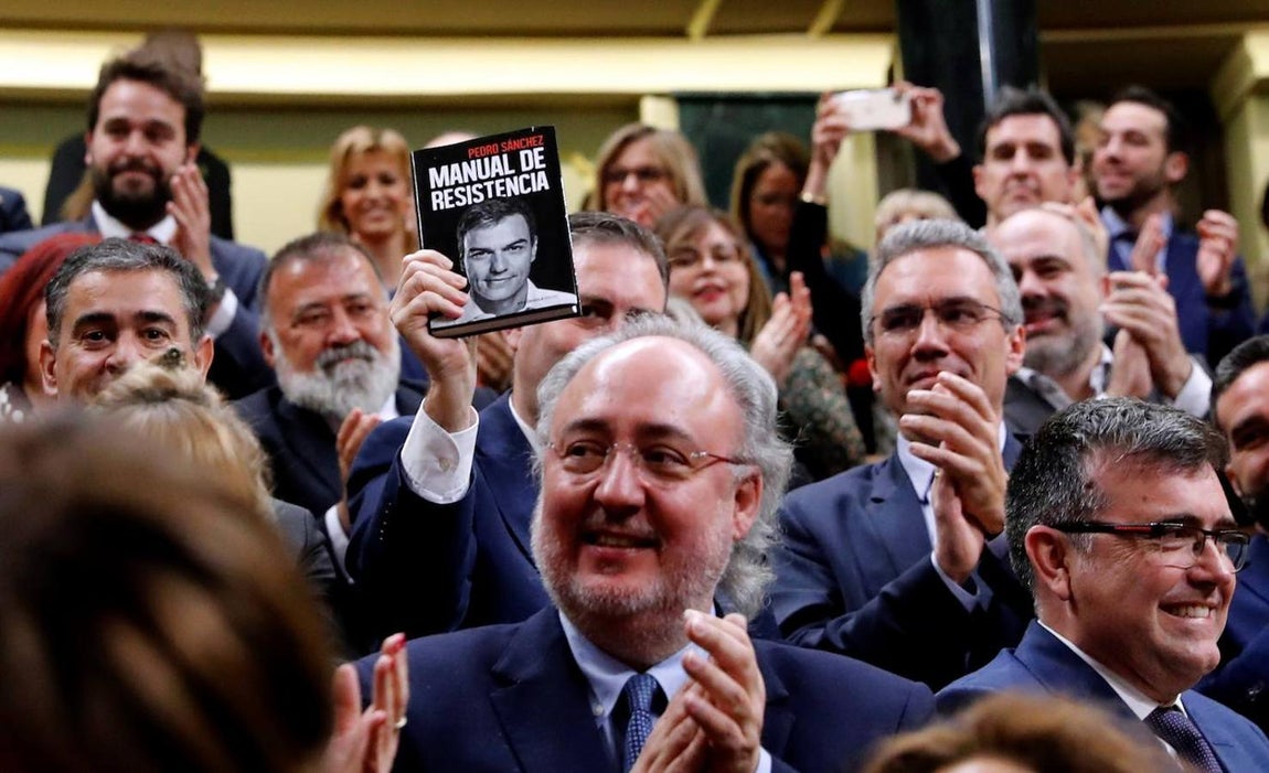 La imágenes más curiosas del debate de investidura de Pedro Sánchez