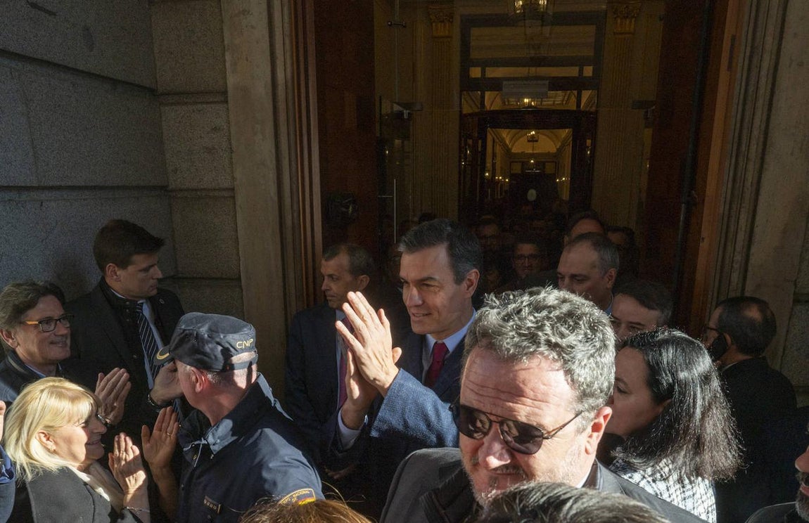 La imágenes más curiosas del debate de investidura de Pedro Sánchez