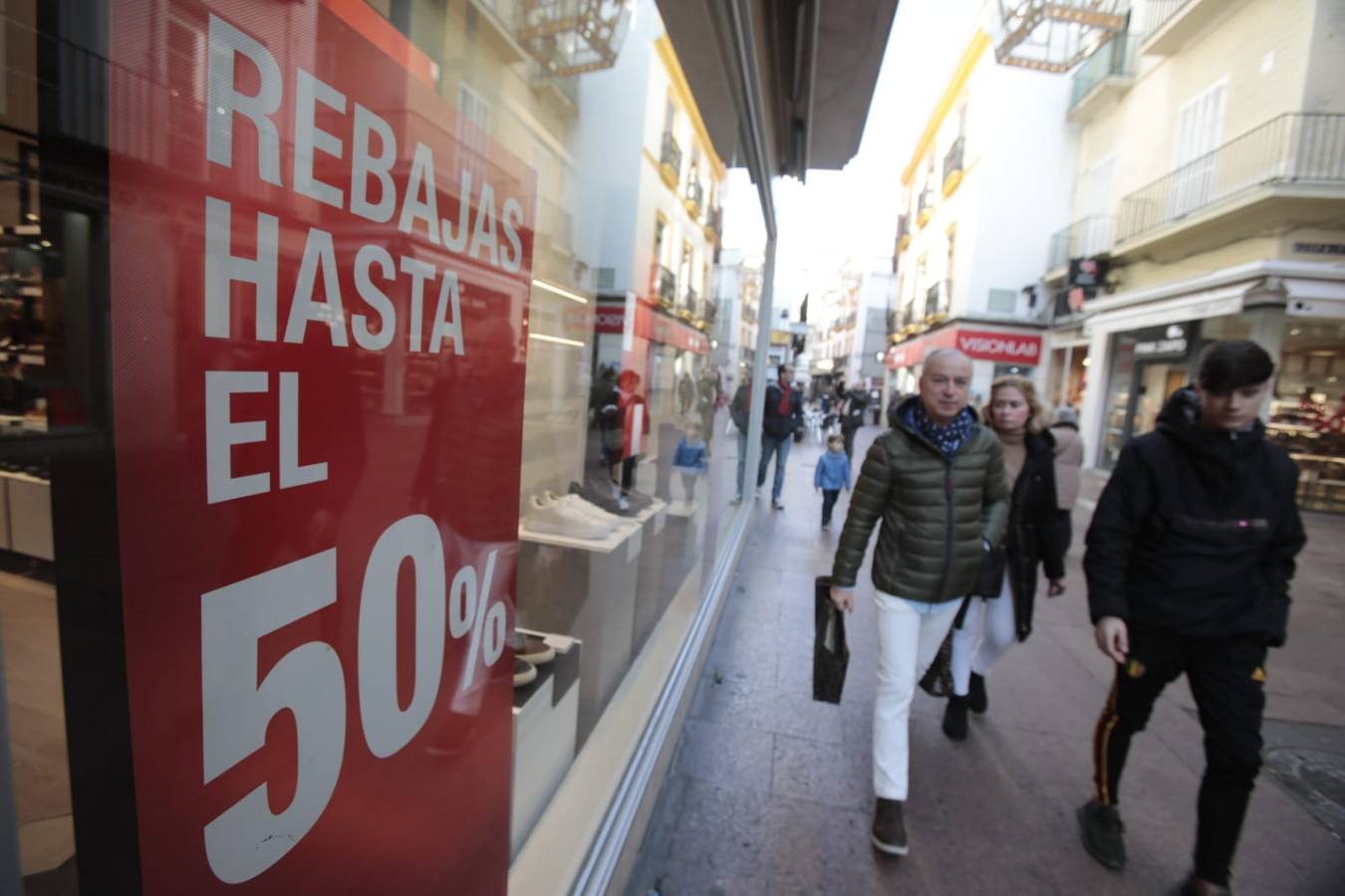 En imágenes: las rebajas de invierno arrancan en Sevilla