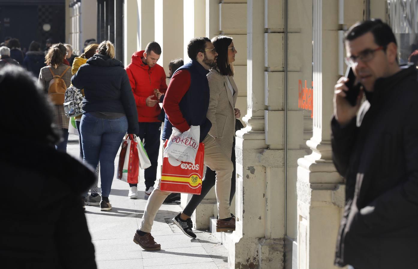 El primer día de rebajas de invierno en Córdoba, en imágenes