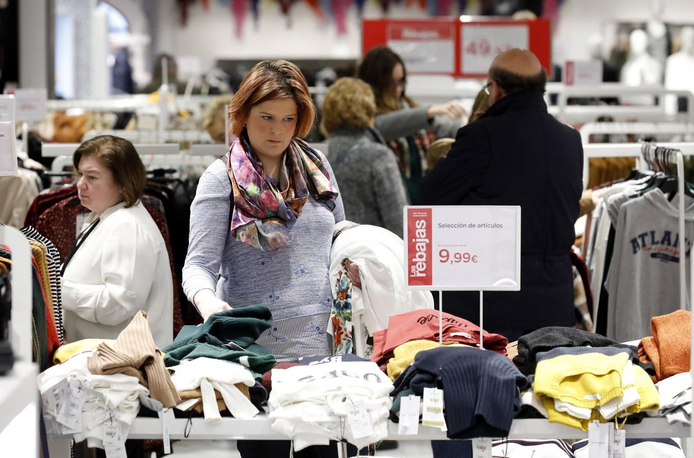 El primer día de rebajas de invierno en Córdoba, en imágenes