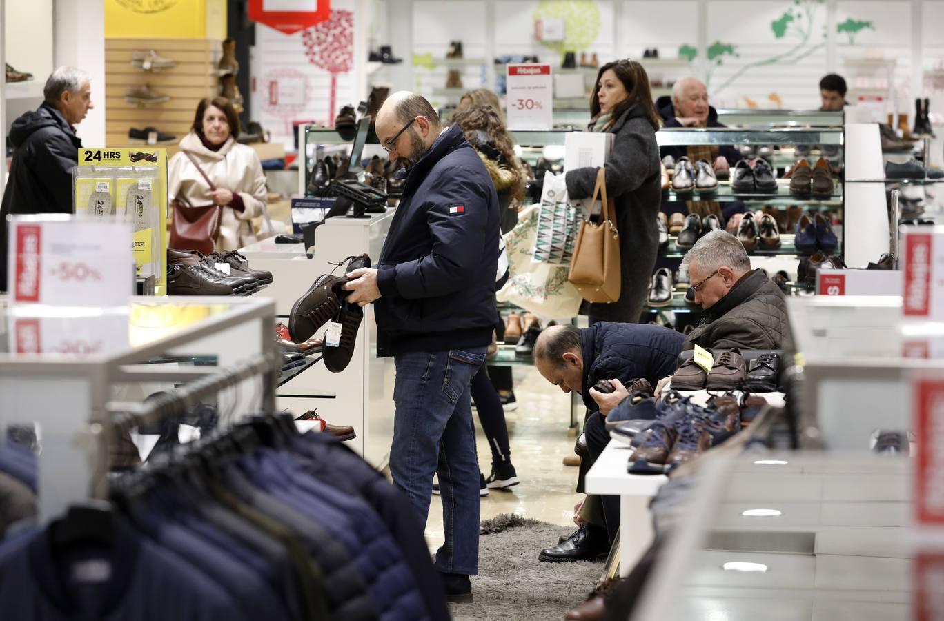 El primer día de rebajas de invierno en Córdoba, en imágenes