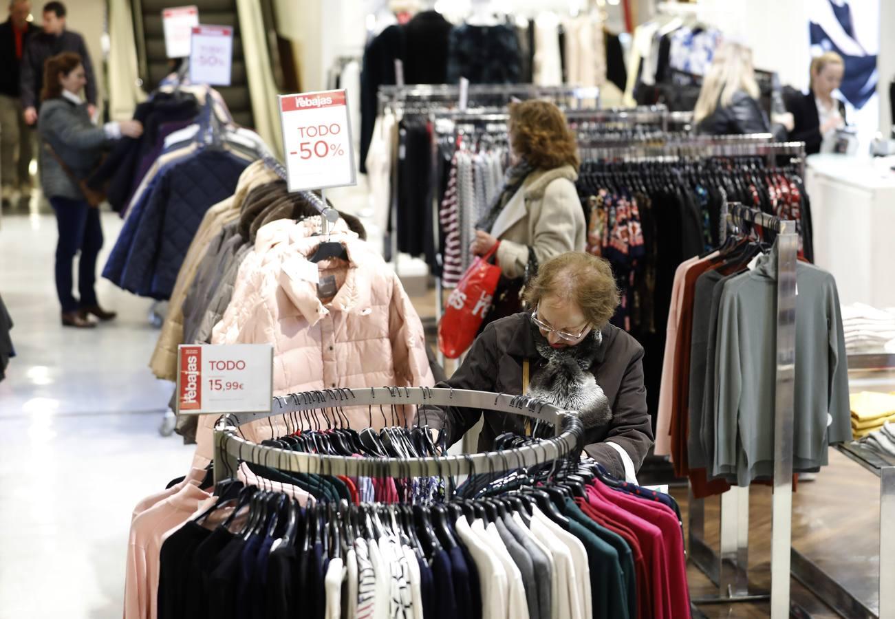 El primer día de rebajas de invierno en Córdoba, en imágenes