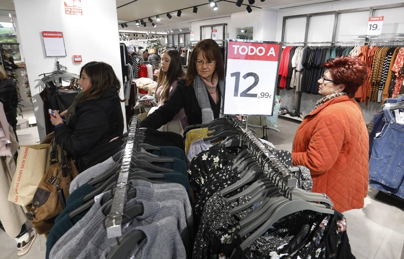 El primer día de rebajas de invierno en Córdoba, en imágenes