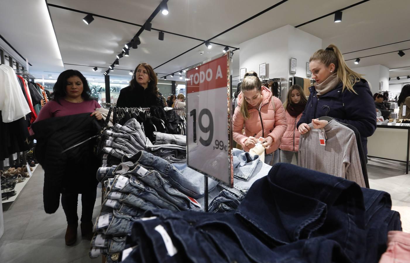 El primer día de rebajas de invierno en Córdoba, en imágenes