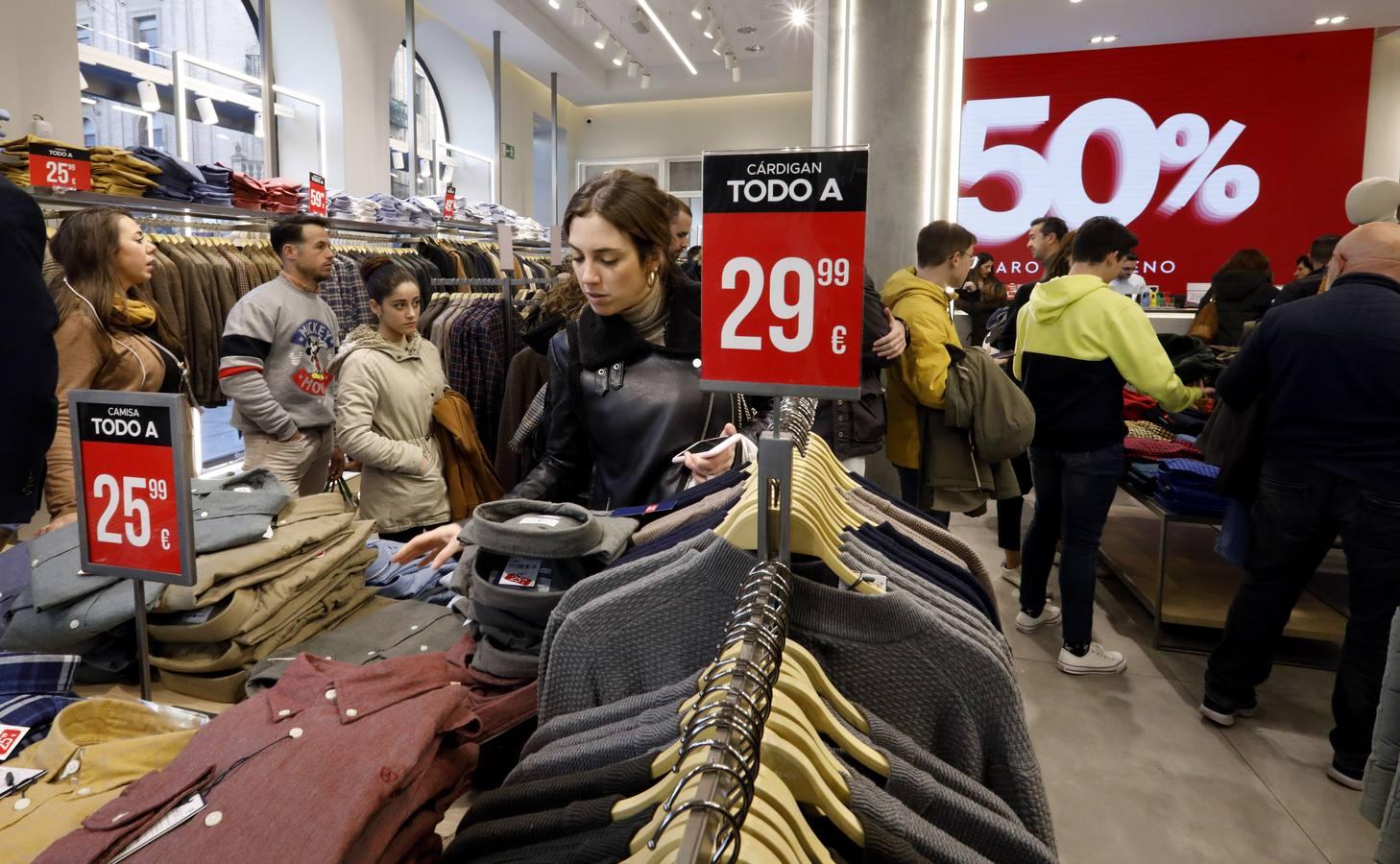 El primer día de rebajas de invierno en Córdoba, en imágenes