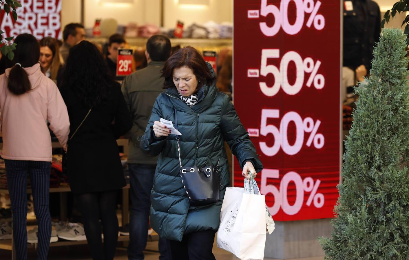 El primer día de rebajas de invierno en Córdoba, en imágenes