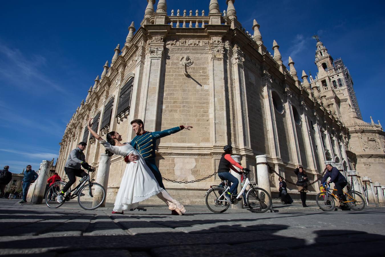 «El Cascanueces» sale a las calles de Sevilla