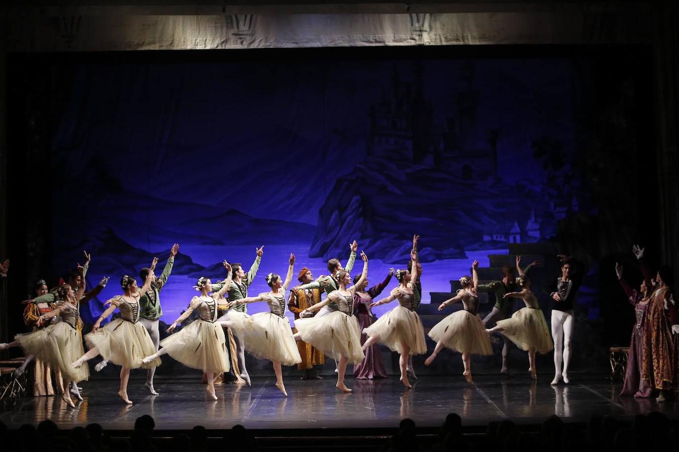 «El lago de los cisnes» en el Gran Teatro de Córdoba, en imágenes