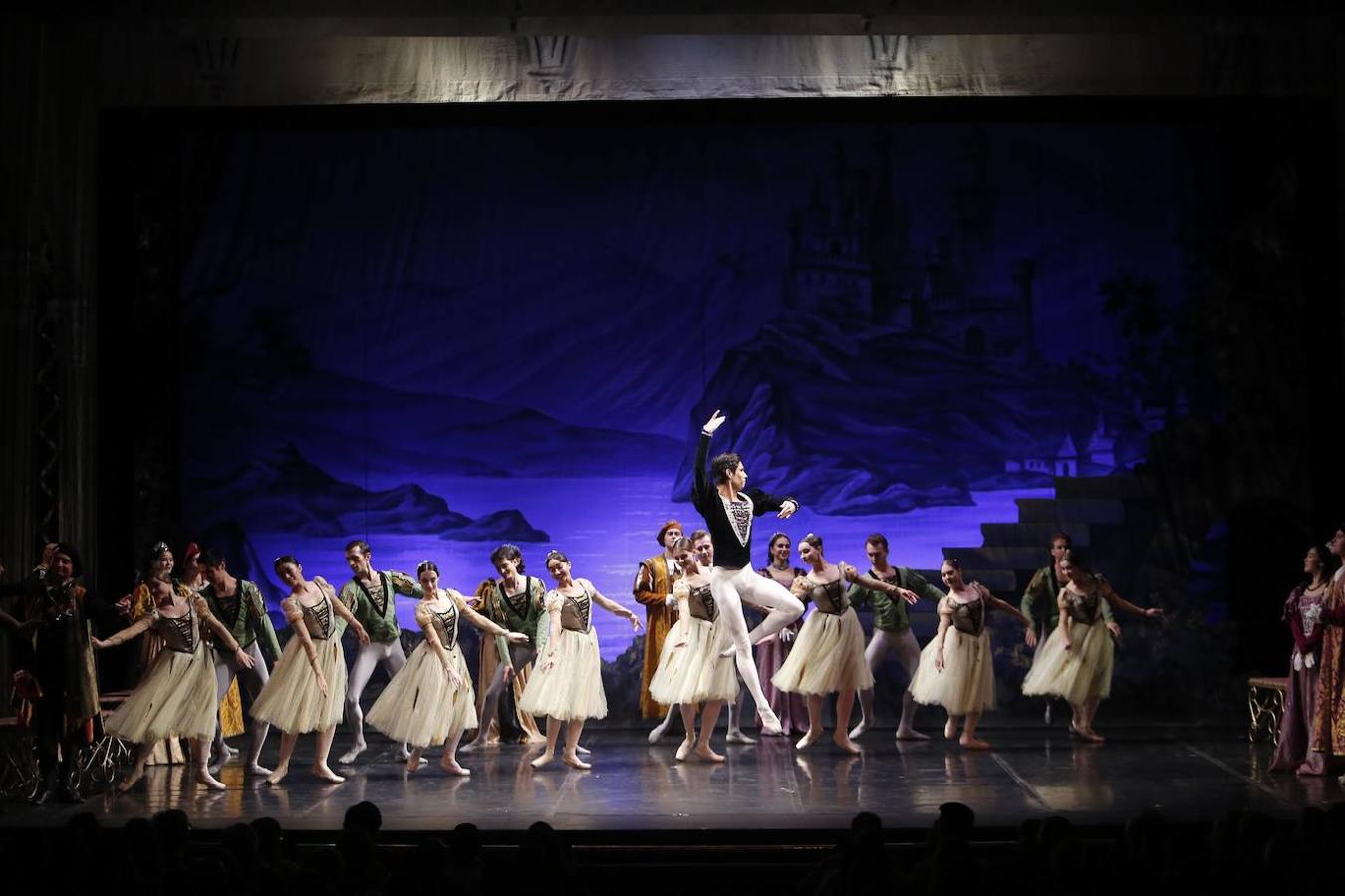 «El lago de los cisnes» en el Gran Teatro de Córdoba, en imágenes