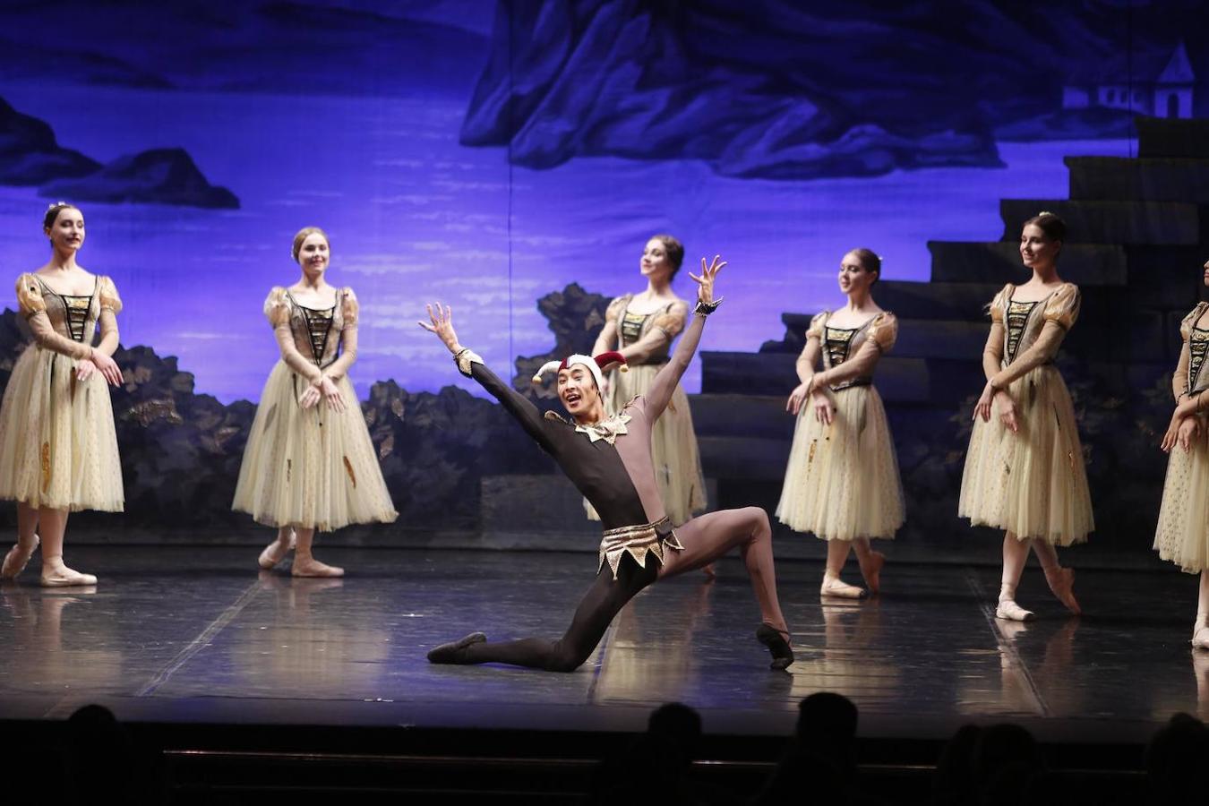 «El lago de los cisnes» en el Gran Teatro de Córdoba, en imágenes