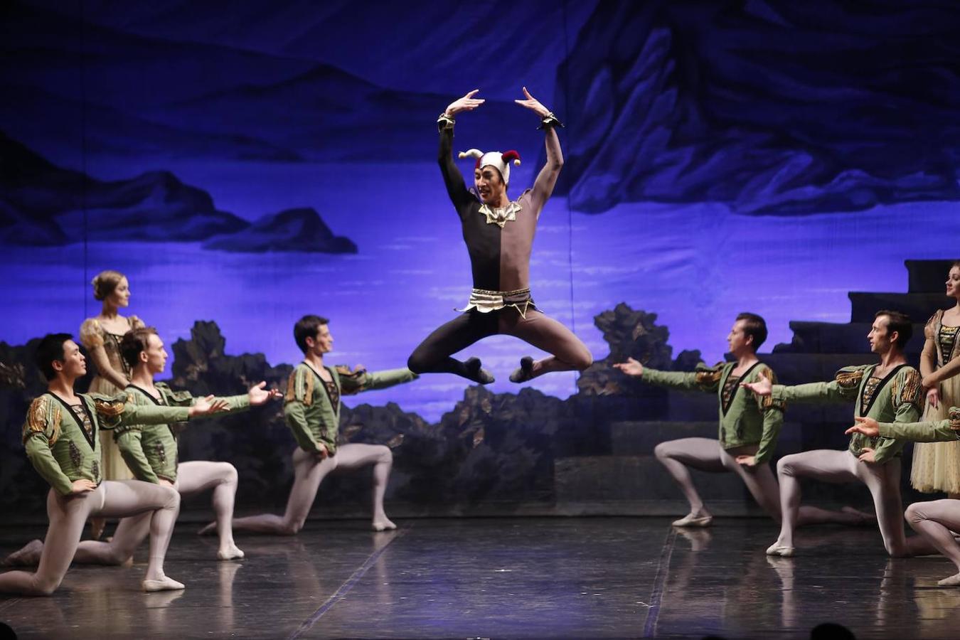 «El lago de los cisnes» en el Gran Teatro de Córdoba, en imágenes