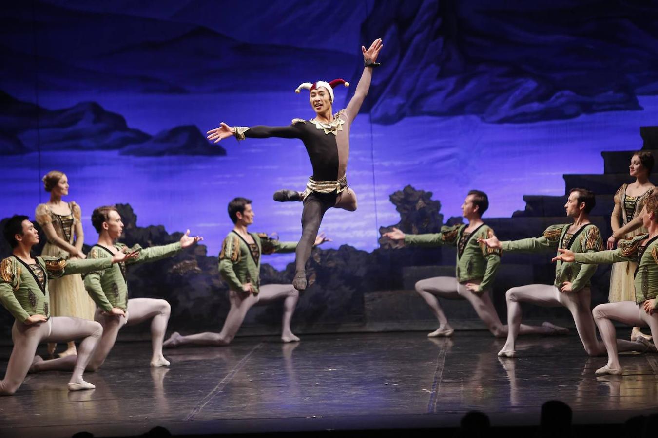 «El lago de los cisnes» en el Gran Teatro de Córdoba, en imágenes