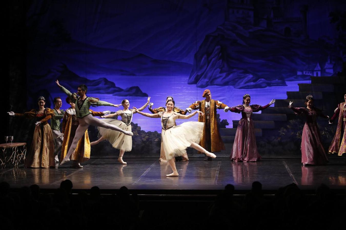 «El lago de los cisnes» en el Gran Teatro de Córdoba, en imágenes