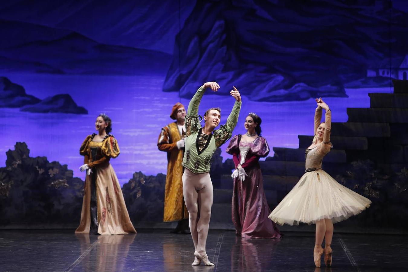 «El lago de los cisnes» en el Gran Teatro de Córdoba, en imágenes