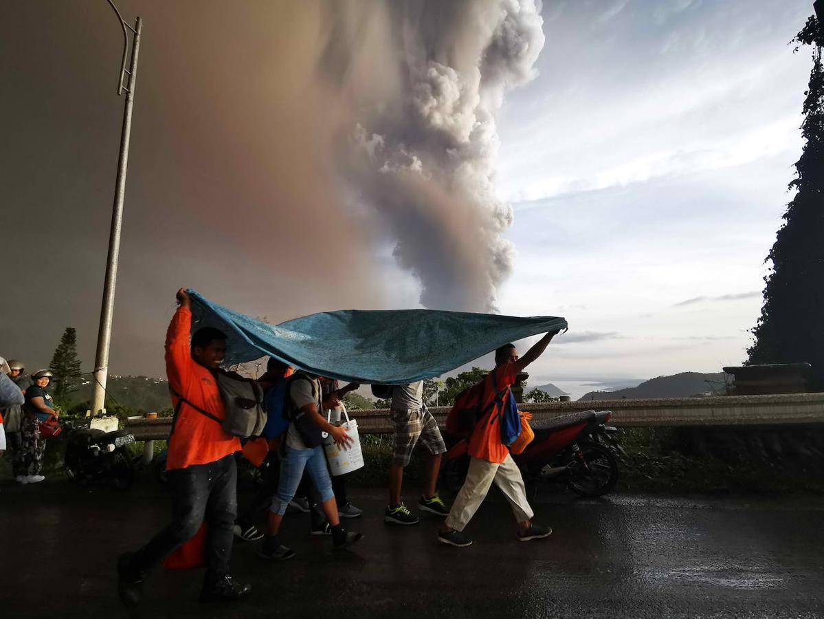 Más de 2.000 residentes que viven en la isla donde se encuentra el Taal, ubicado en medio de un lago de cráter en una zona popular entre los turistas, han sido evacuados por seguridad. 