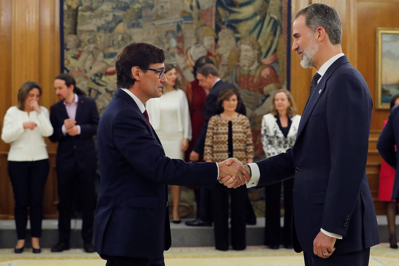 El nuevo ministro de Sanidad, Salvador Illa, saluda a Felipe VI. 