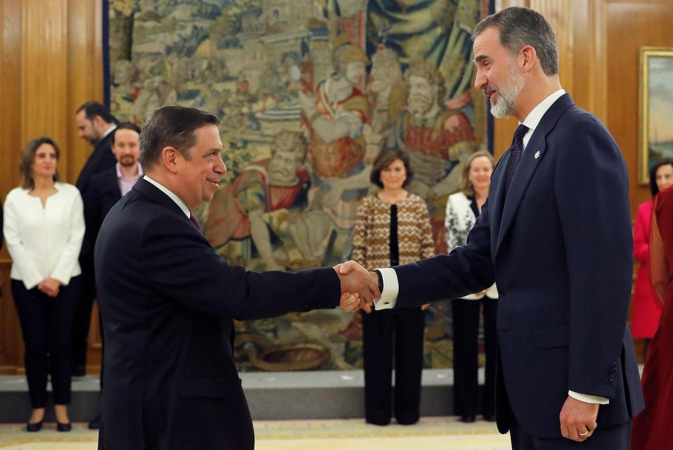 Luis Planas, ministro de Agricultura, Pesca y Alimentación, saluda al Rey. 