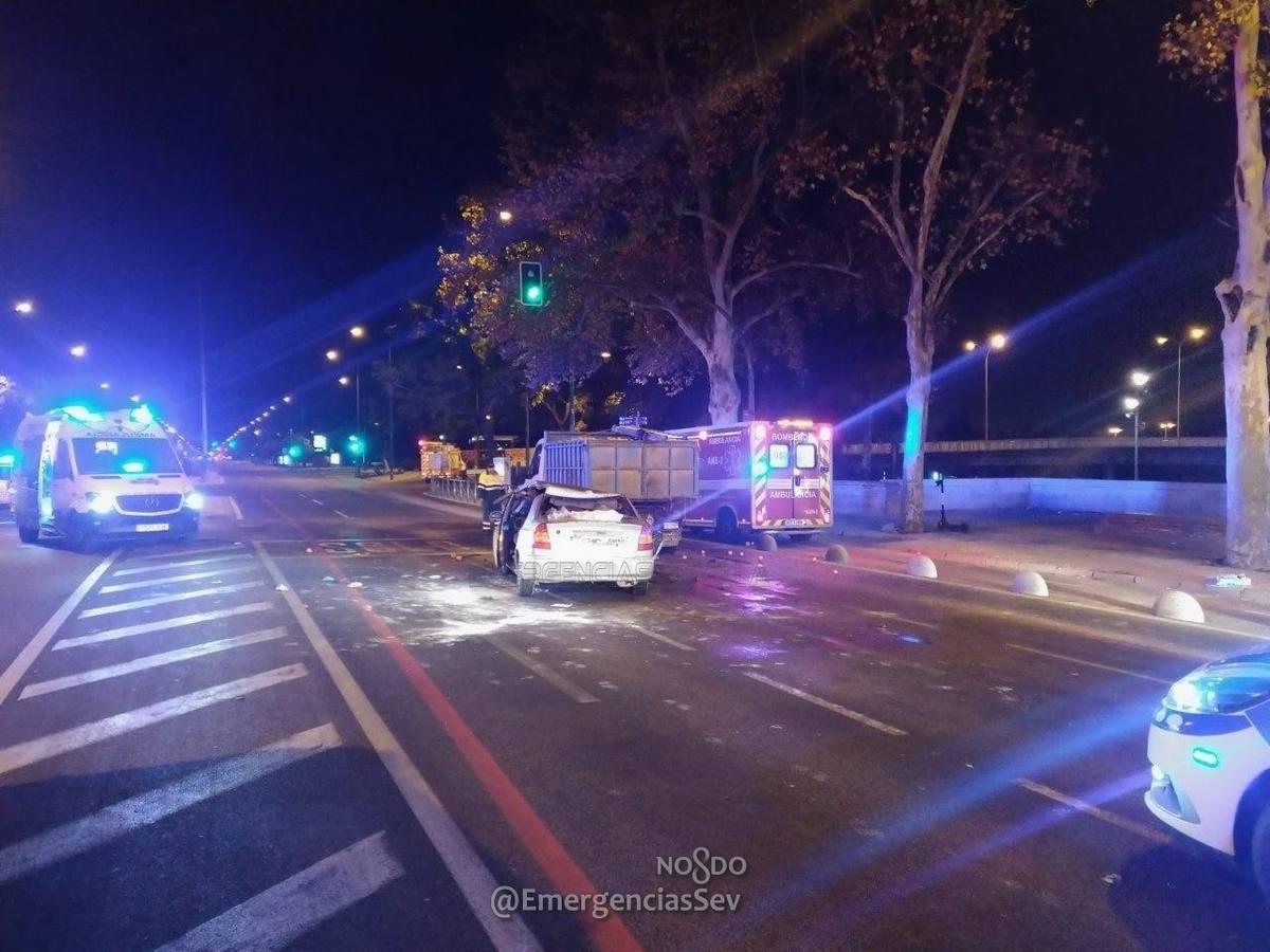 Dos jóvenes en estado crítico en un aparatoso accidente en el Paseo de las Delicias