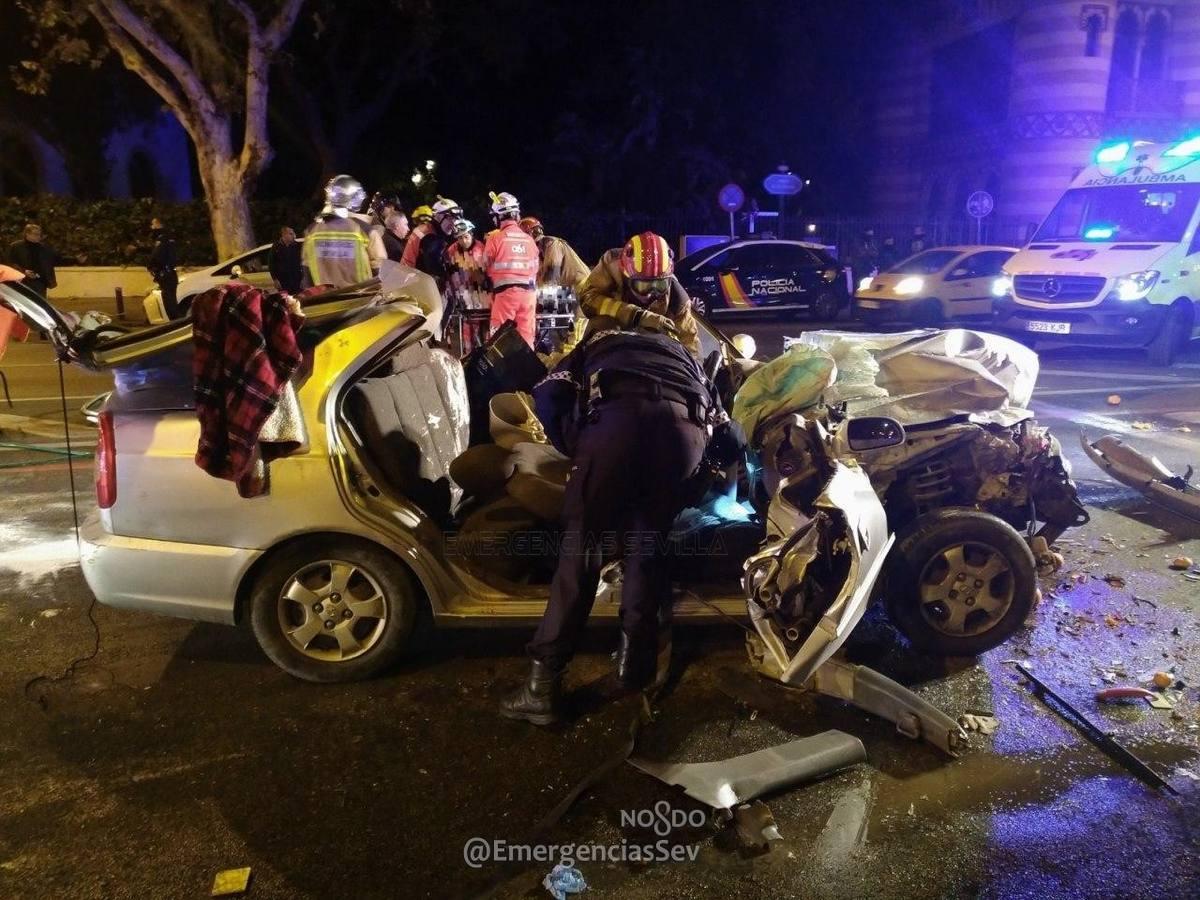 Dos jóvenes en estado crítico en un aparatoso accidente en el Paseo de las Delicias