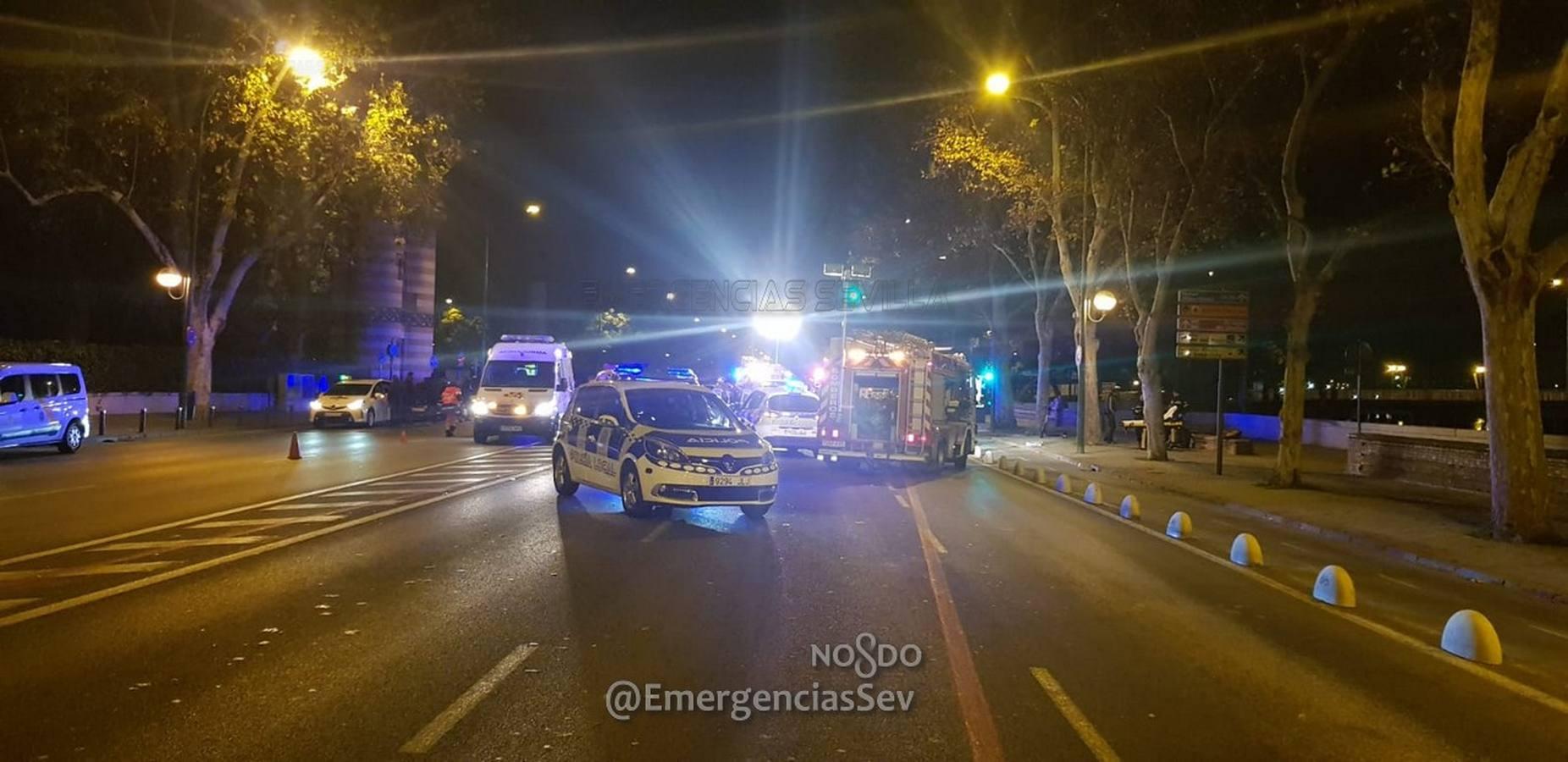 Dos jóvenes en estado crítico en un aparatoso accidente en el Paseo de las Delicias