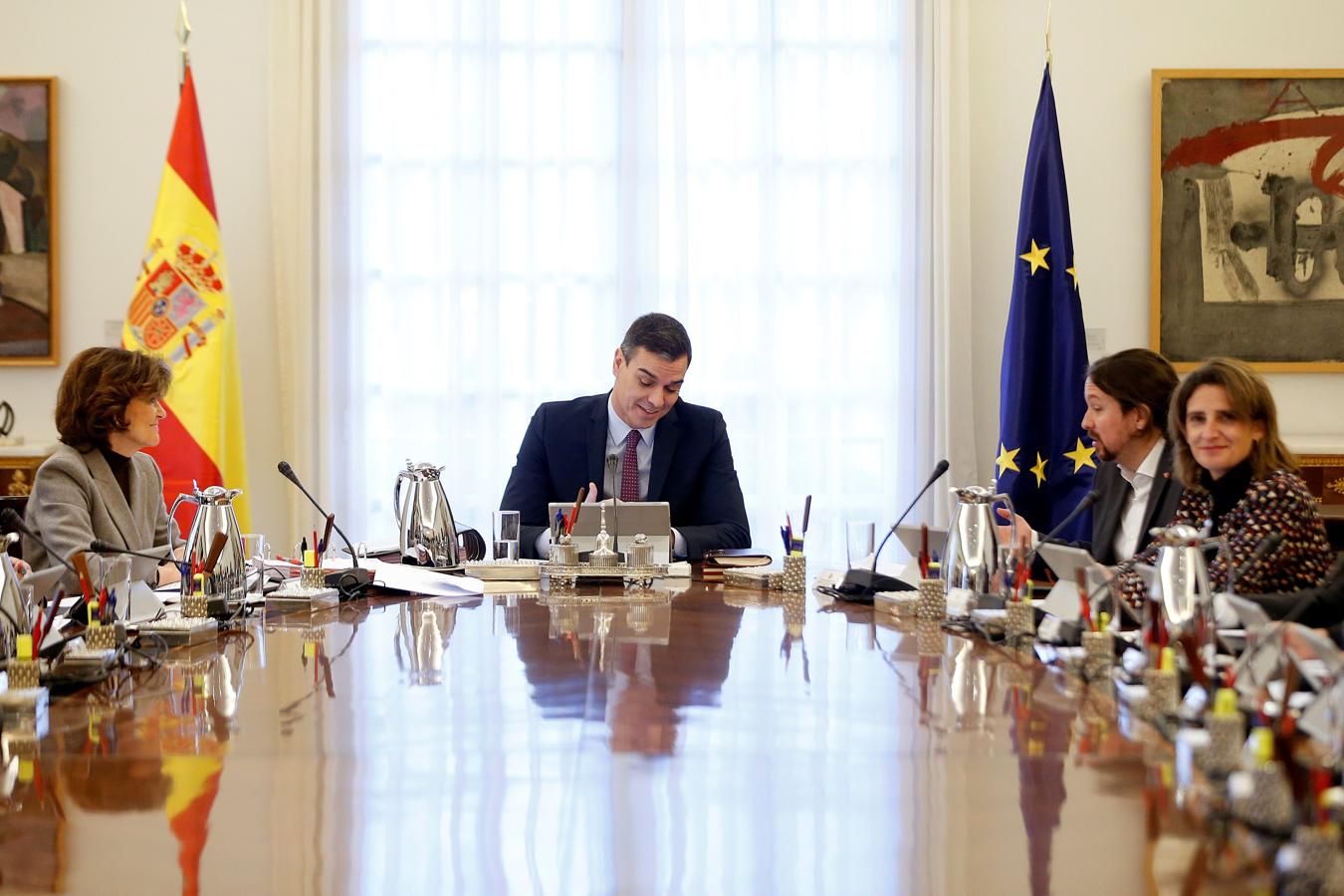 El presidente del Gobierno, Pedro Sánchez (C), preside el primer Consejo de Ministros. 