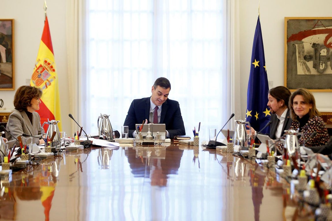 El presidente del Gobierno, Pedro Sánchez (C), preside el primer Consejo de Ministros. 