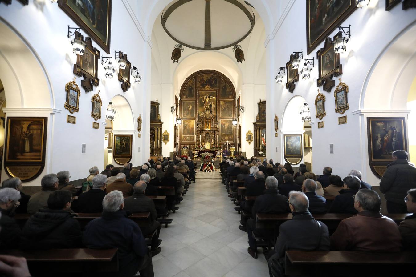 La Misa por el descanso de José Luis Navarro, en imágenes