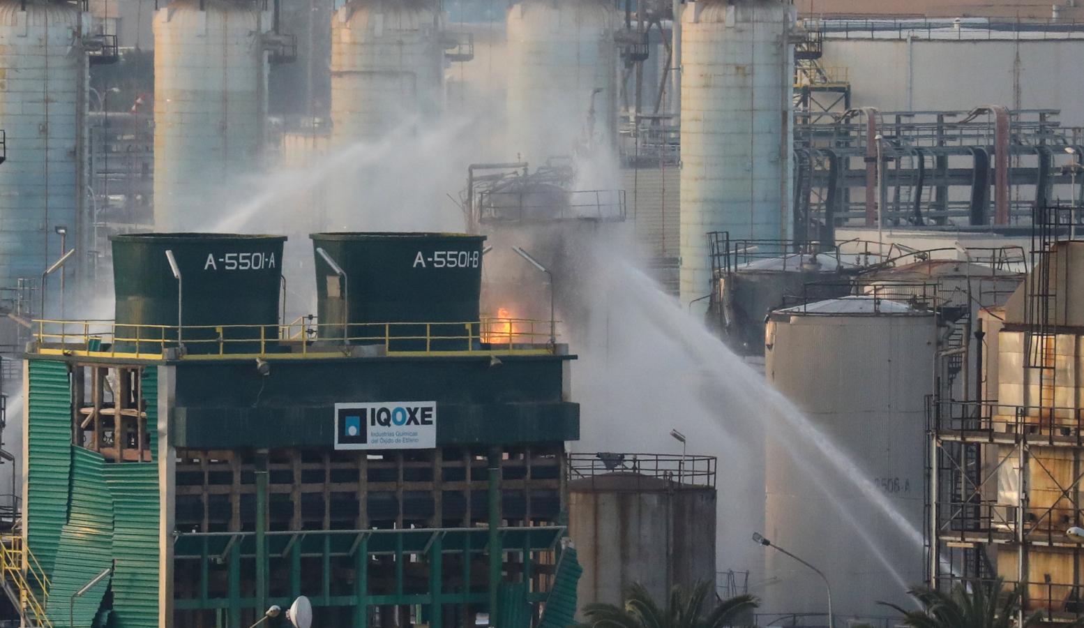 Varias dotaciones trabajan para refrescar las zonas apagadas. Otras se centran en la combustión del tanque de óxido de etileno controlando la llama para que no llegue al exterior. 