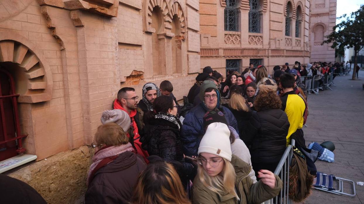 EN FOTOS: Largas colas en el Falla para conseguir una entrada del Concurso de Agrupaciones