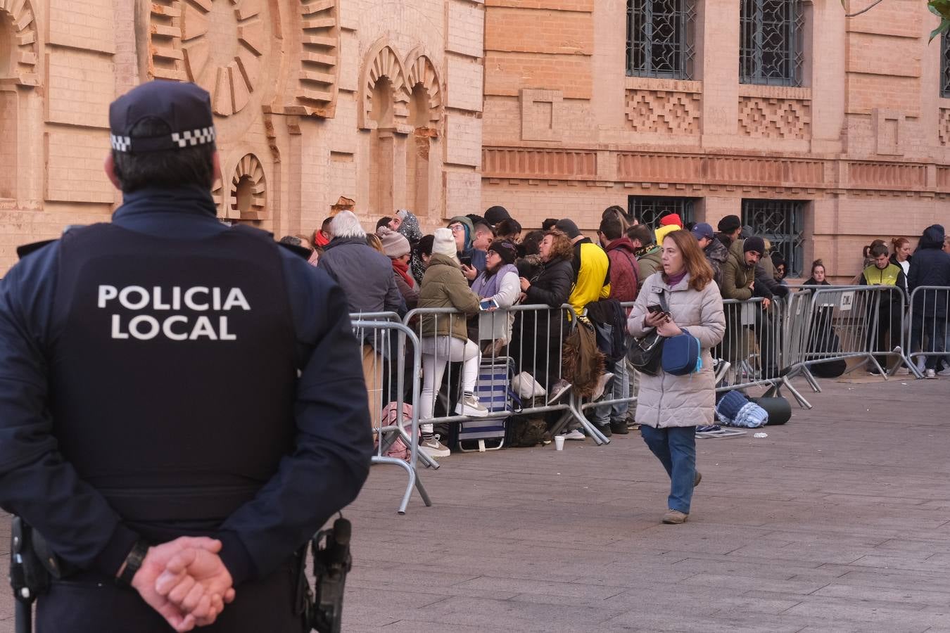 EN FOTOS: Largas colas en el Falla para conseguir una entrada del Concurso de Agrupaciones