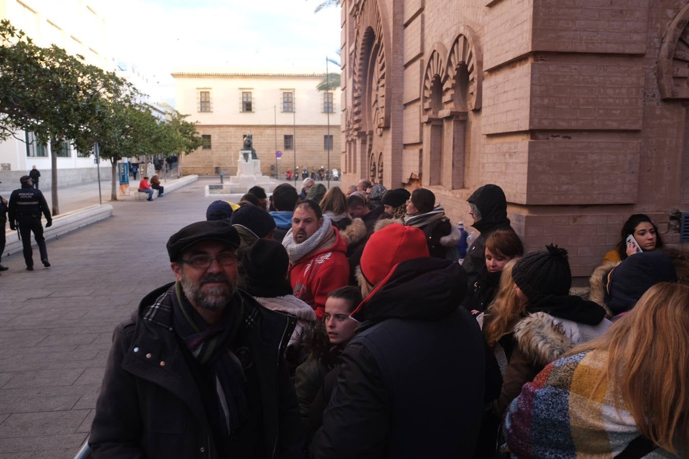 EN FOTOS: Largas colas en el Falla para conseguir una entrada del Concurso de Agrupaciones