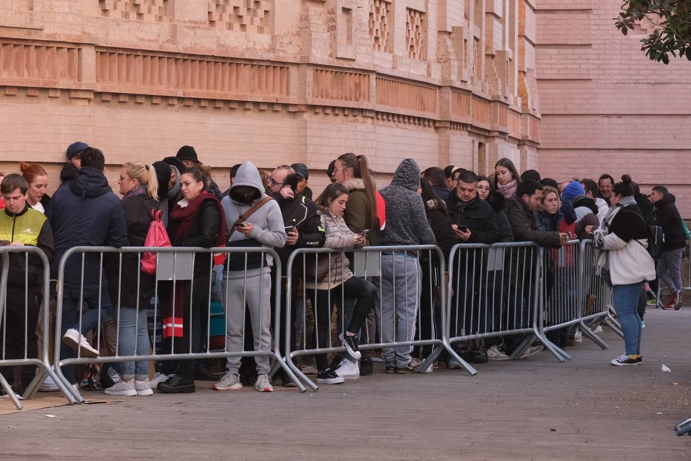 EN FOTOS: Largas colas en el Falla para conseguir una entrada del Concurso de Agrupaciones