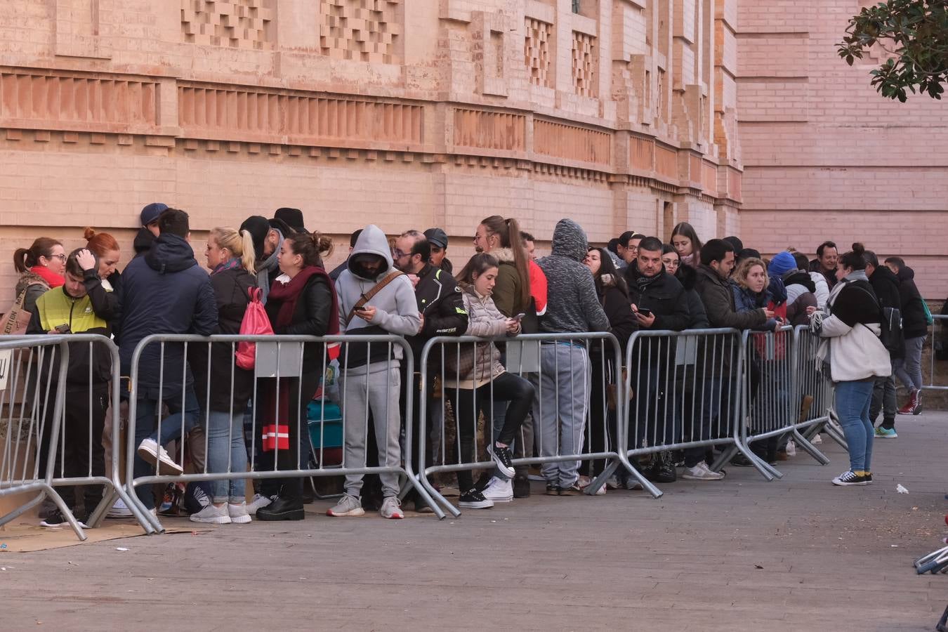 EN FOTOS: Largas colas en el Falla para conseguir una entrada del Concurso de Agrupaciones