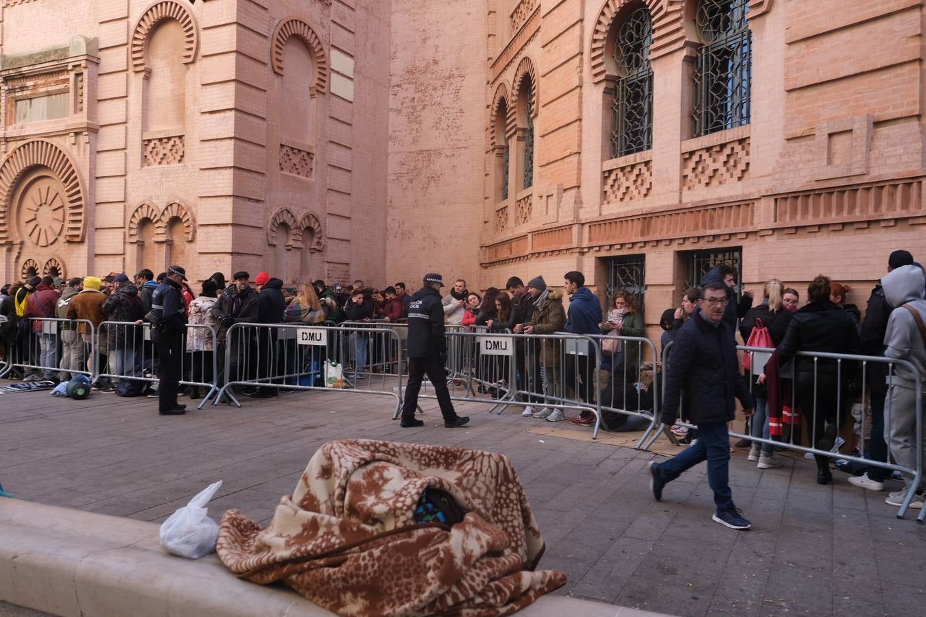 EN FOTOS: Largas colas en el Falla para conseguir una entrada del Concurso de Agrupaciones