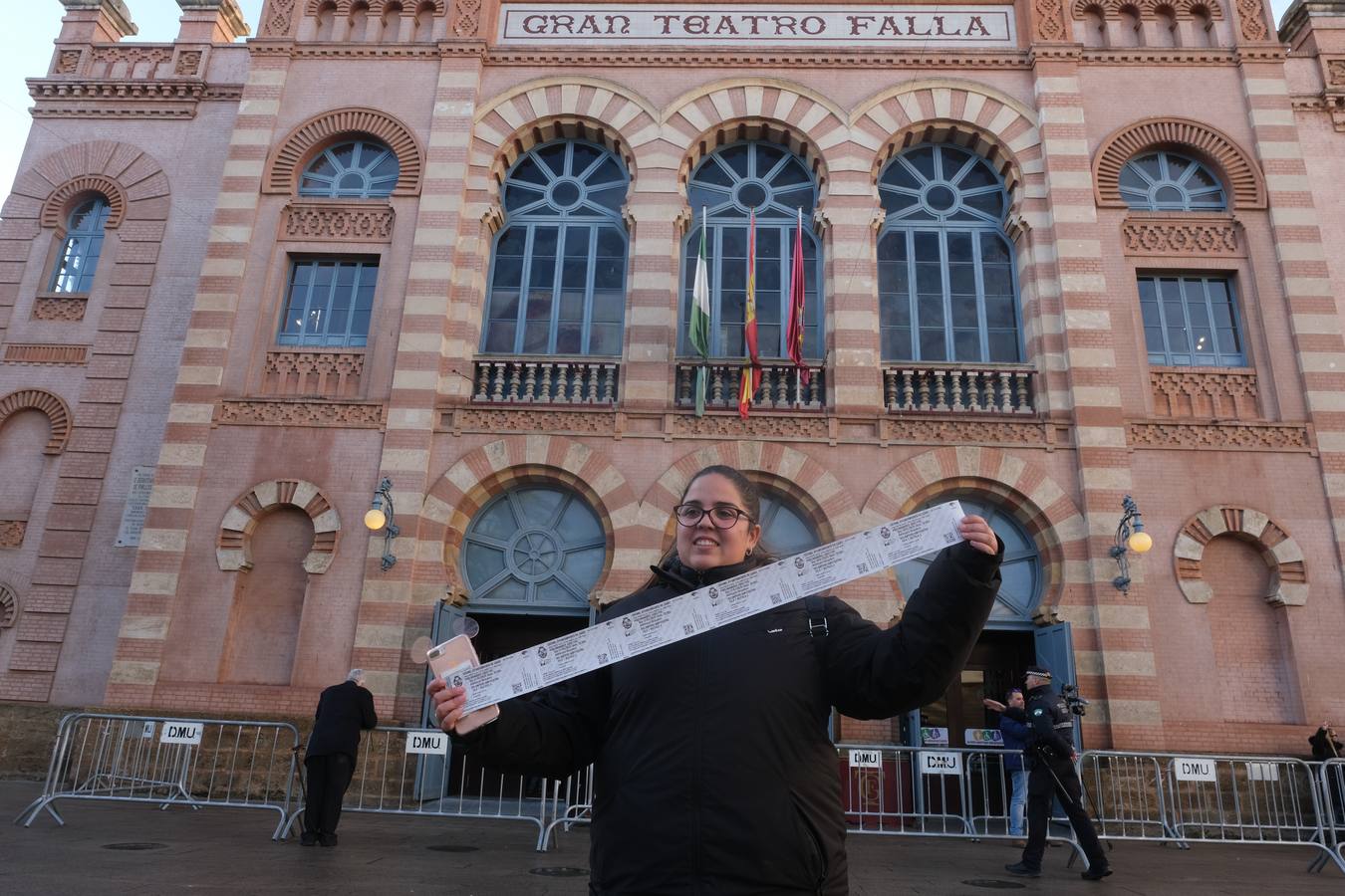 EN FOTOS: Largas colas en el Falla para conseguir una entrada del Concurso de Agrupaciones