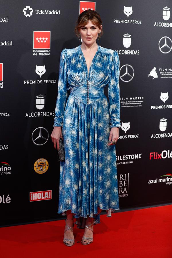 Marta Nieto optó por un vestido de Paco Rabanne de terciopelo azul, que completó con un clutch de Carolina Herrera y joyas de Tous. 