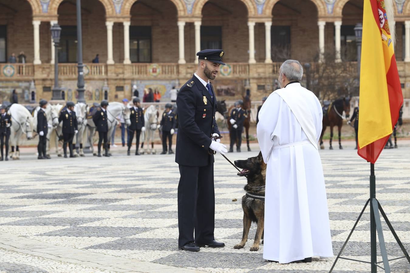 En imágenes, la bendición de San Antón para los caballos de la Policía Nacional