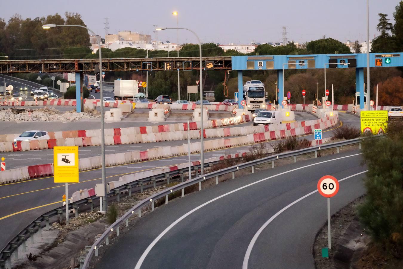 Arranca la demolición de las cabinas del peaje de la autopista Sevilla - Cádiz