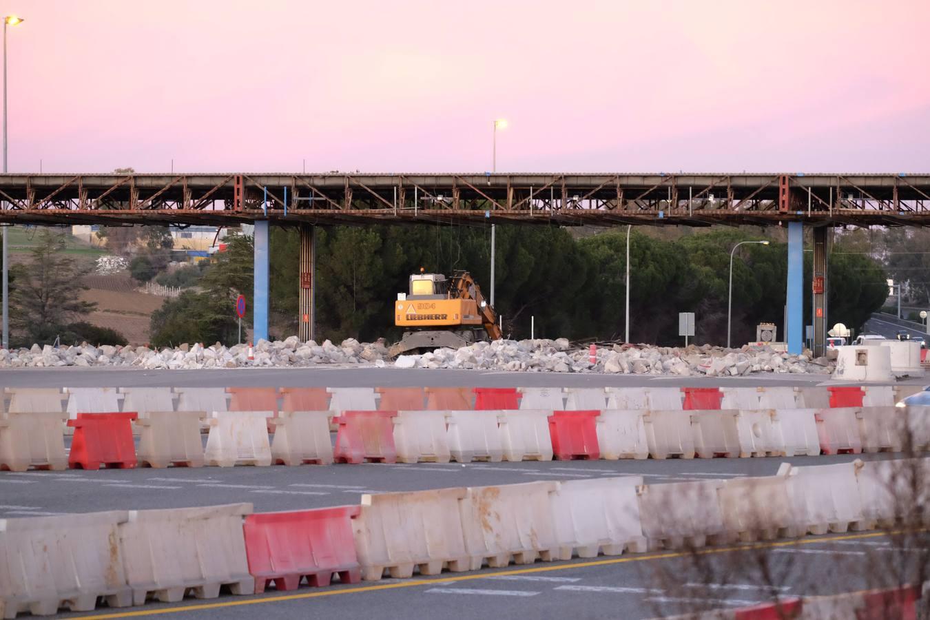 FOTOS: Derribo de los últimos vestigios del peaje de la autopista Sevilla - Cádiz