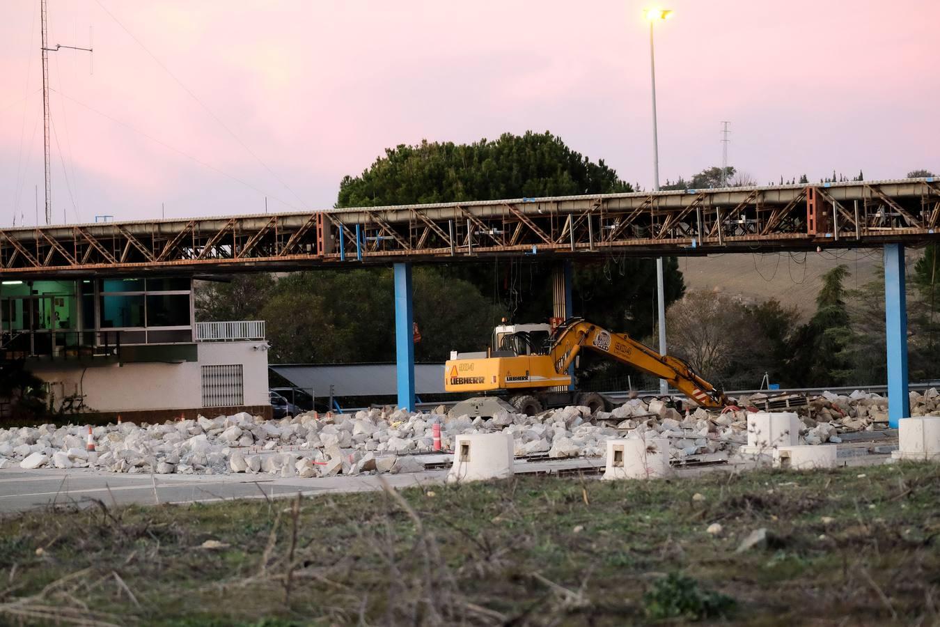 FOTOS: Derribo de los últimos vestigios del peaje de la autopista Sevilla - Cádiz