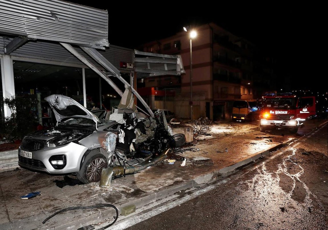 El brutal accidente en Estella: un autocar choca con una gasolinera y arrolla 15 turismos
