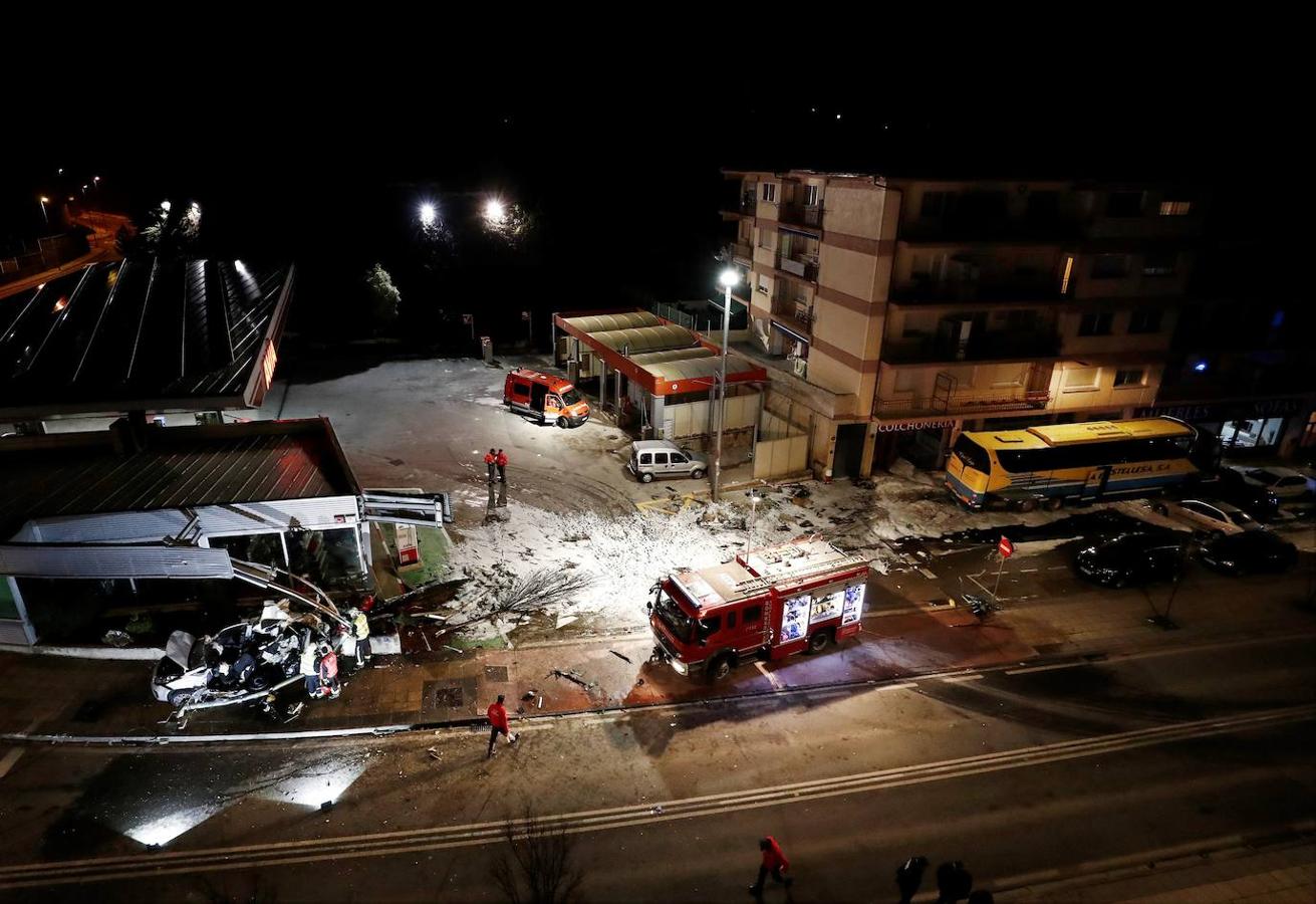 El brutal accidente en Estella: un autocar choca con una gasolinera y arrolla 15 turismos