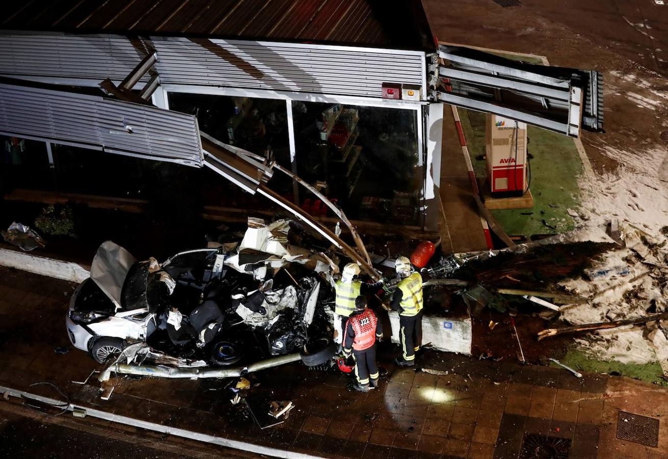 El brutal accidente en Estella: un autocar choca con una gasolinera y arrolla 15 turismos