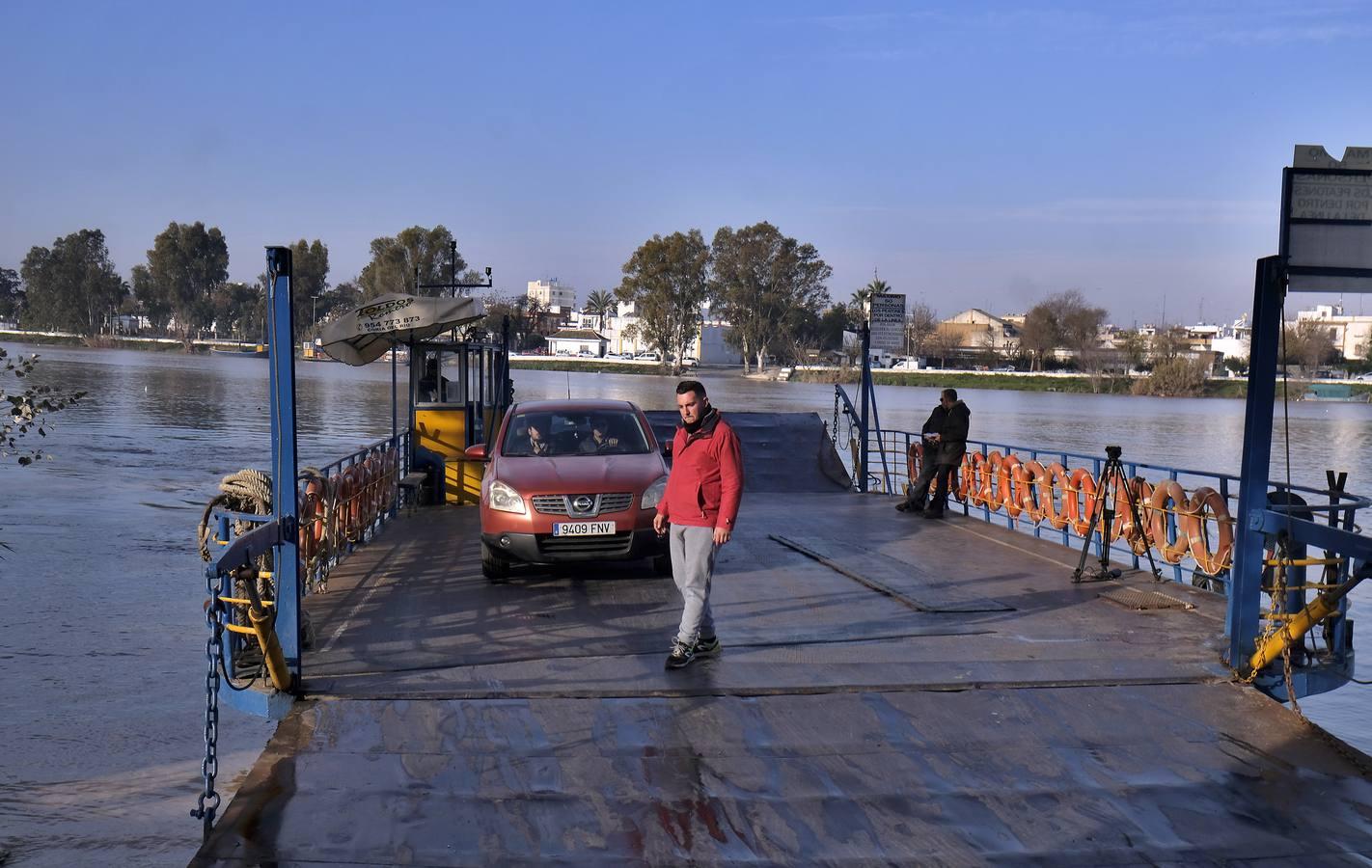 Cruzando el Guadalquivir en la barcaza de Coria