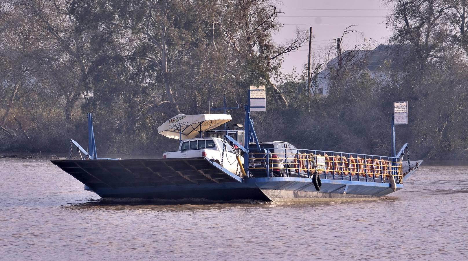 Cruzando el Guadalquivir en la barcaza de Coria