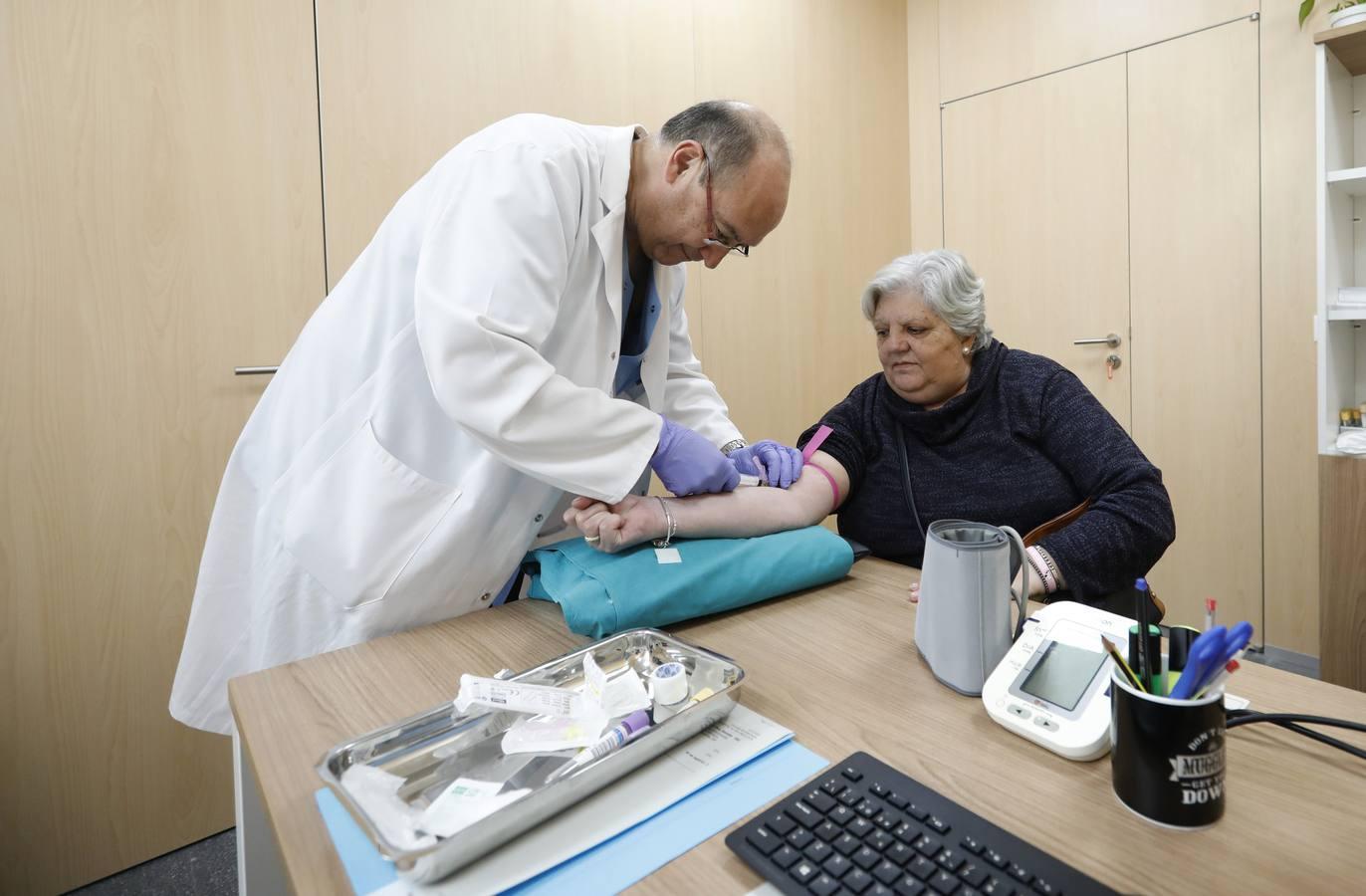 Una mañana en el Hospital de Día de Oncología de Córdoba, en imágenes